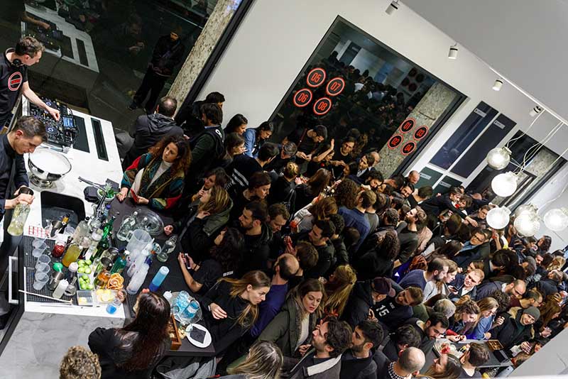 Showroom Cosentino Milano pieno di gente